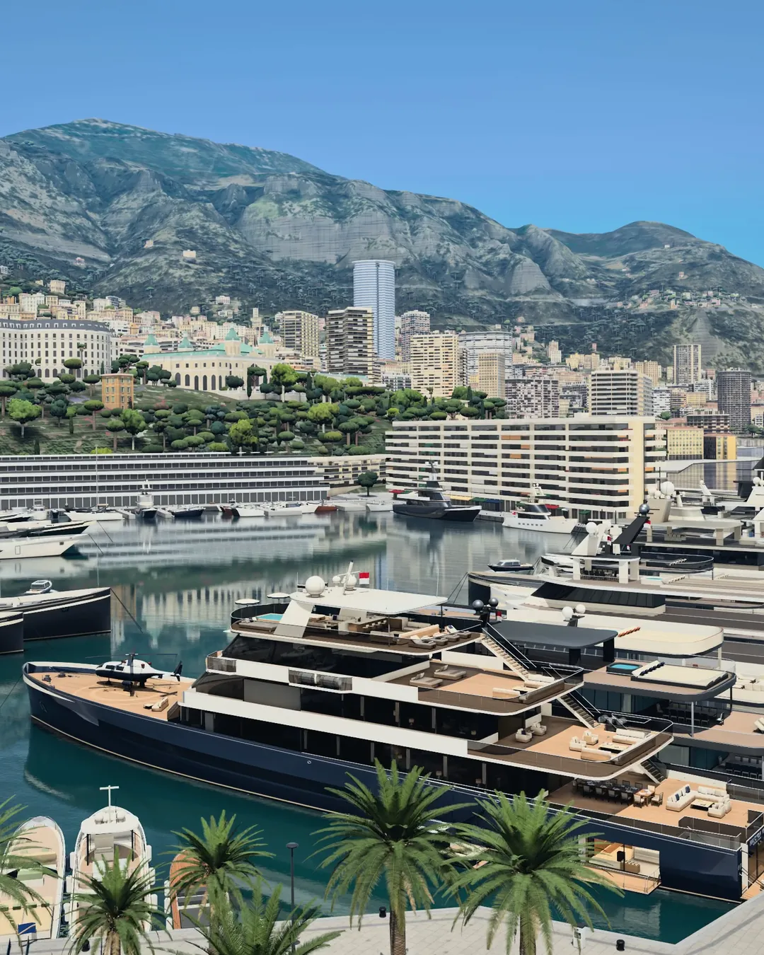 HALCYON VI im Port Hercule, von oberhalb des Kais gesehen: der marineblaue Rumpf mit dem Hubschrauber auf dem Vordeck, dahinter Monte-Carlo, die Gärten des Casinos und der Berg; Palmen säumen den Kai.